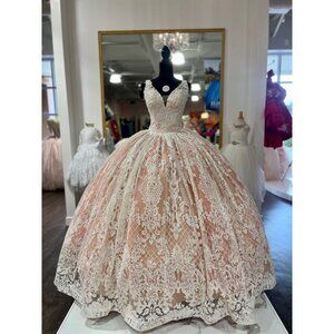 V-neckline with detachable sleeves, lace appliques bodice, gathered floral glitt